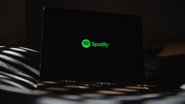 Computador con Spotify