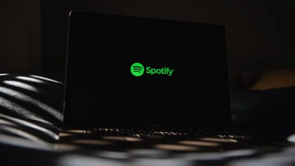 Computador con Spotify