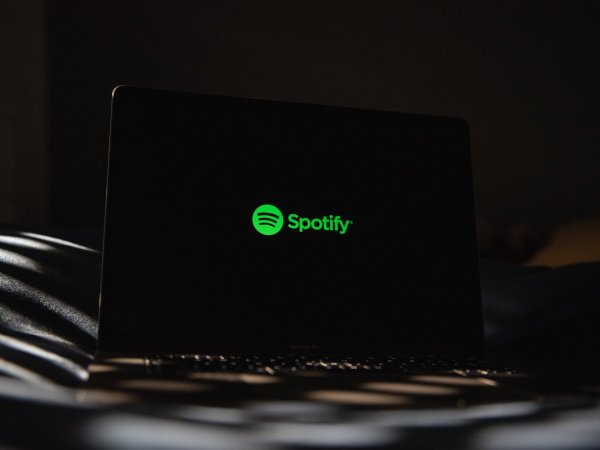 Computador con Spotify