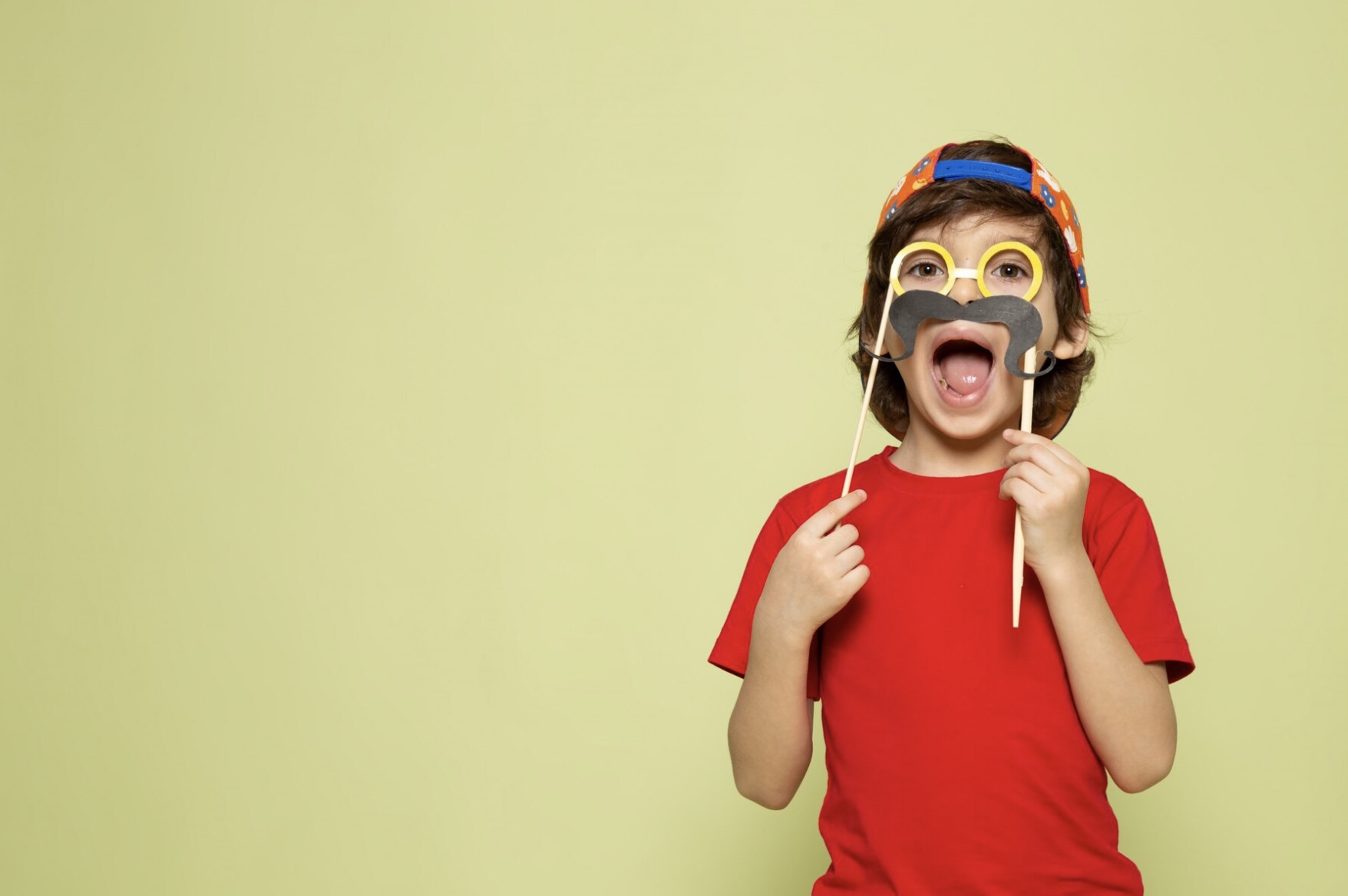 Niño divirtiéndose. Mensajes de cumpleaños para un hijo o hija