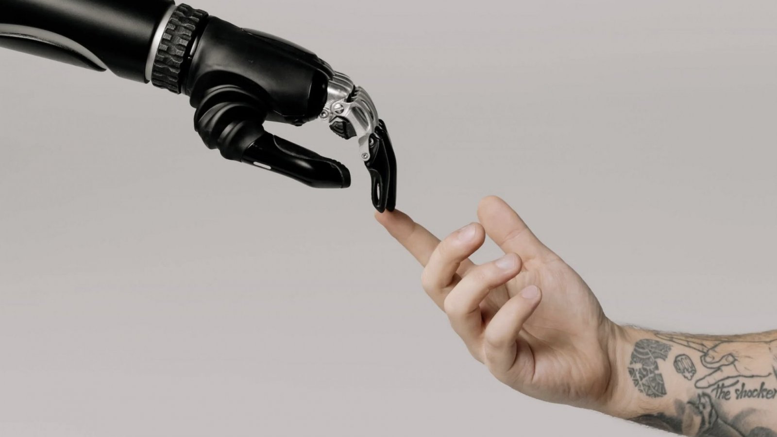 Mano robótica y mano humana. Inteligencia artificial