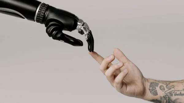 Mano robótica y mano humana. Inteligencia artificial