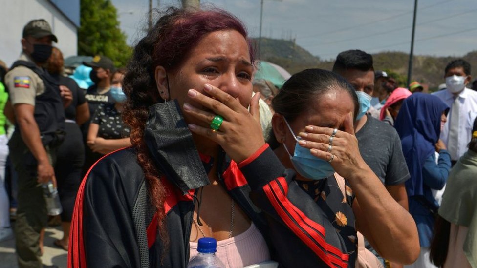 Familiares de presos afuera del penal Número 1 en Guayaquil tras el último motín.