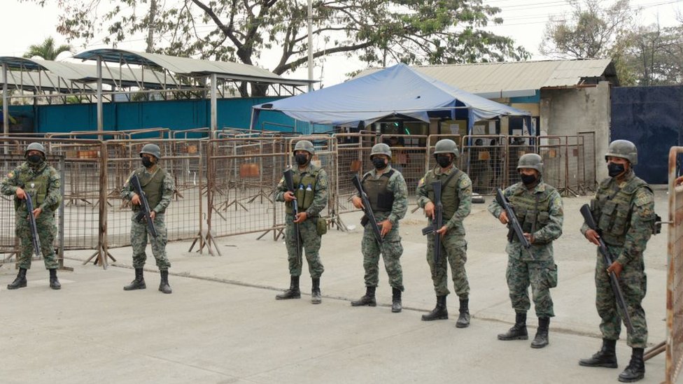 Soldados resguardan el penal Número 1 de Guayaquil.