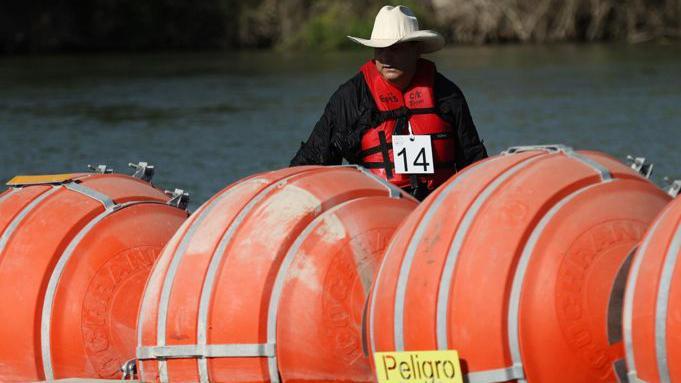 Las autoridades de Texas instalaron boyas en el río Bravo para frenar a los migrantes.
