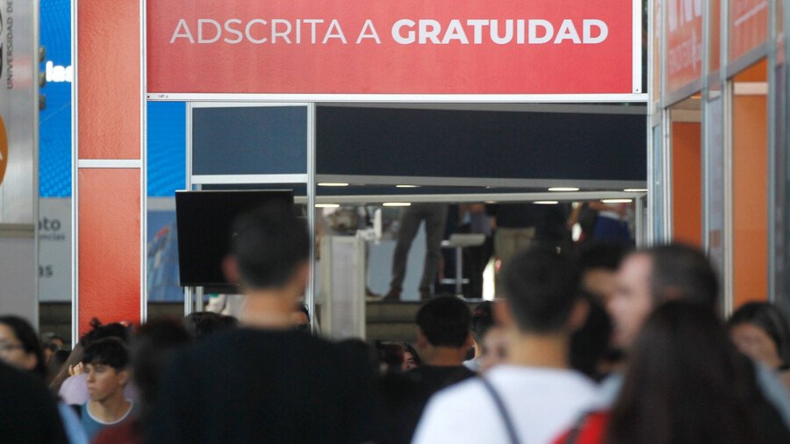 Estudiantes Educación Superior en feria universitaria. Gratuidad FUAS