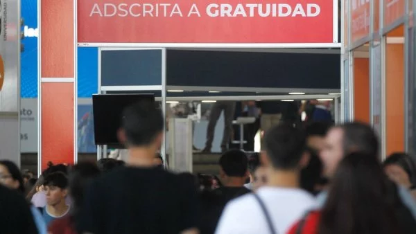 Estudiantes Educación Superior en feria universitaria. Gratuidad FUAS