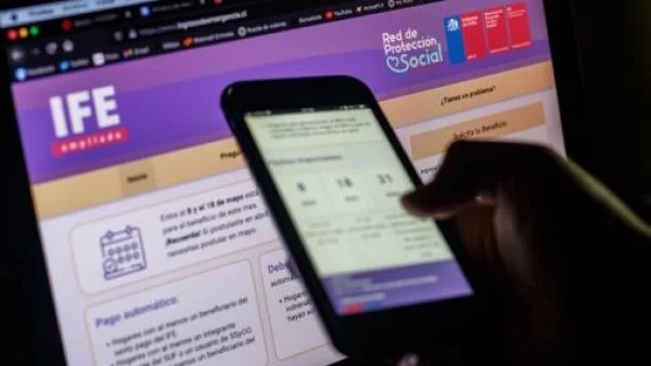 IFE laboral. Sitio web. Persona con celular.