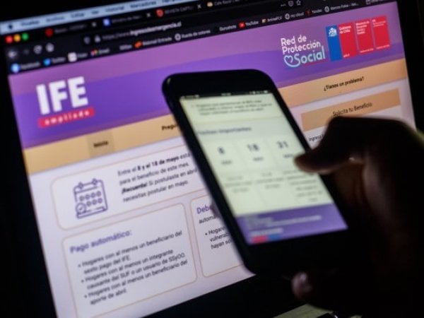 IFE laboral. Sitio web. Persona con celular.