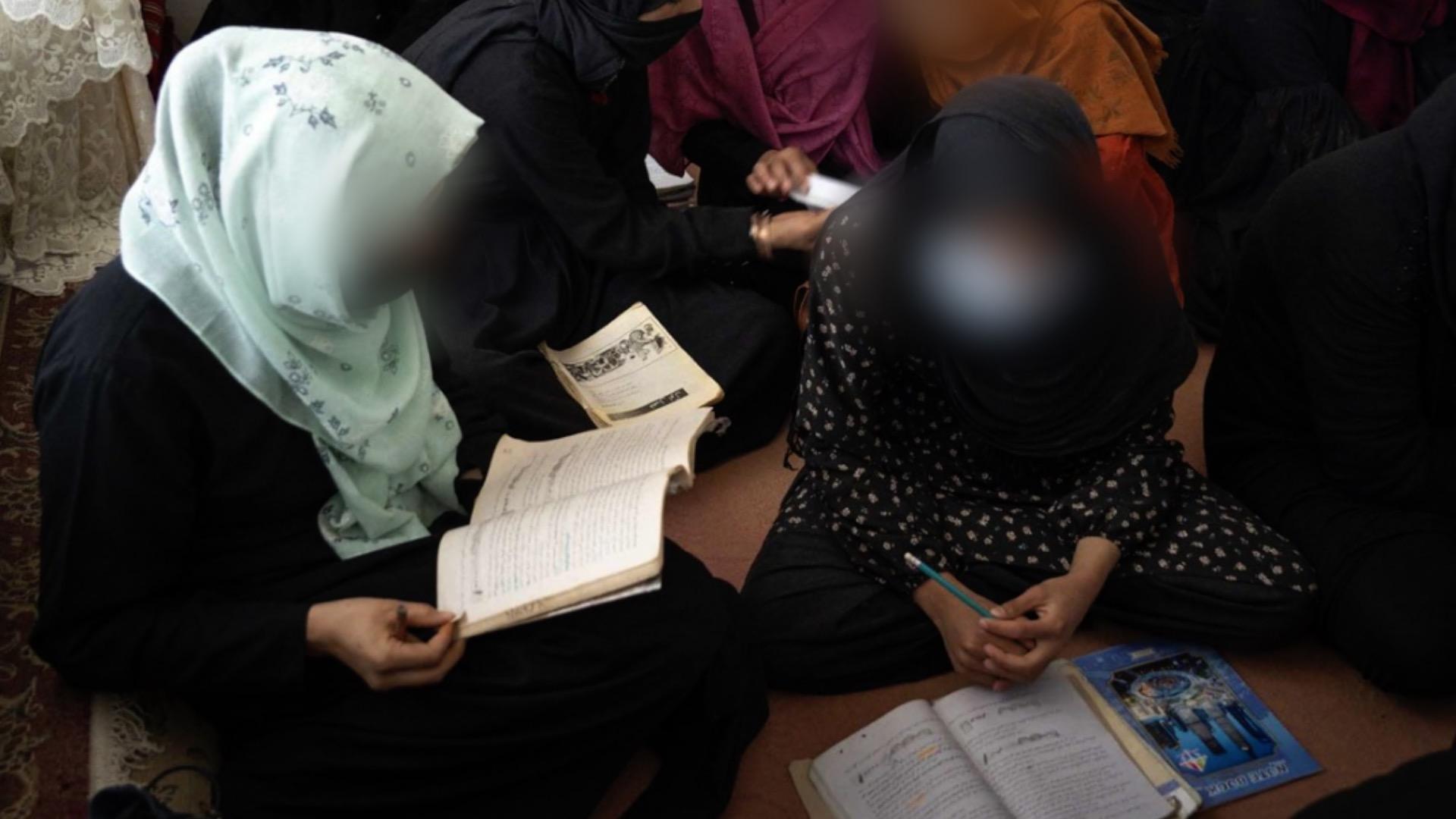 Mujeres afganas estudiando en un aula clandestina