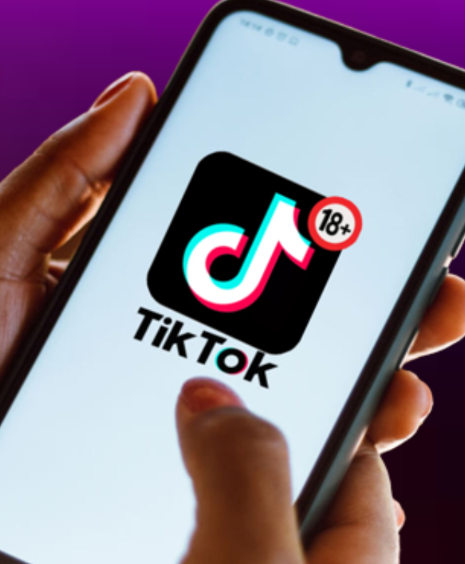 Celular con el logo de TikTok.