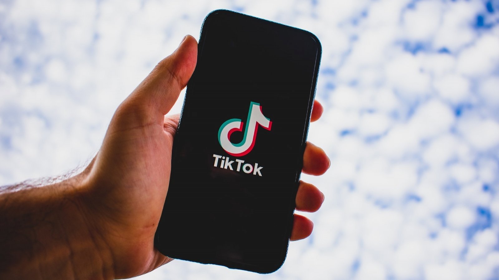 Celular con el logo de TikTok.