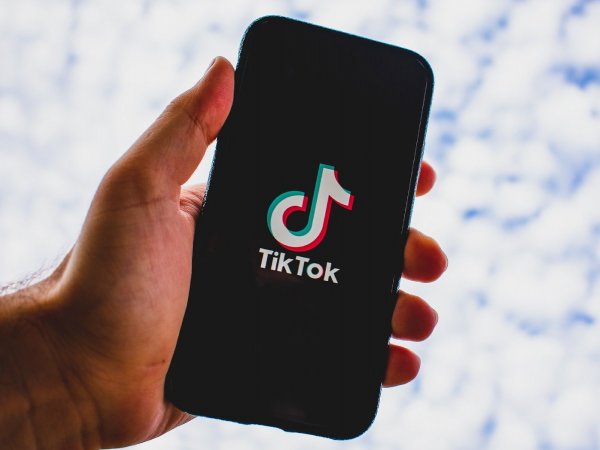 Celular con el logo de TikTok.
