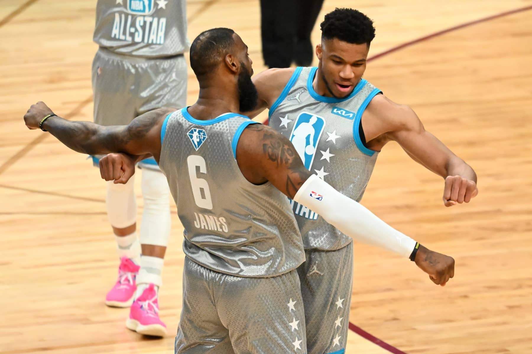 Giannis Antetokounmpo y LeBron James en el All Star 2023