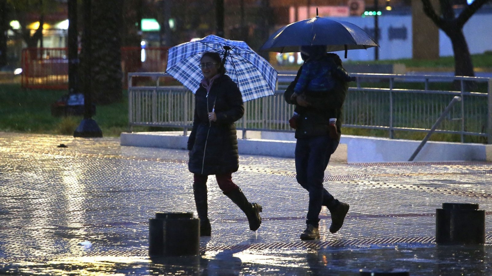 Personas caminando bajo la lluvia