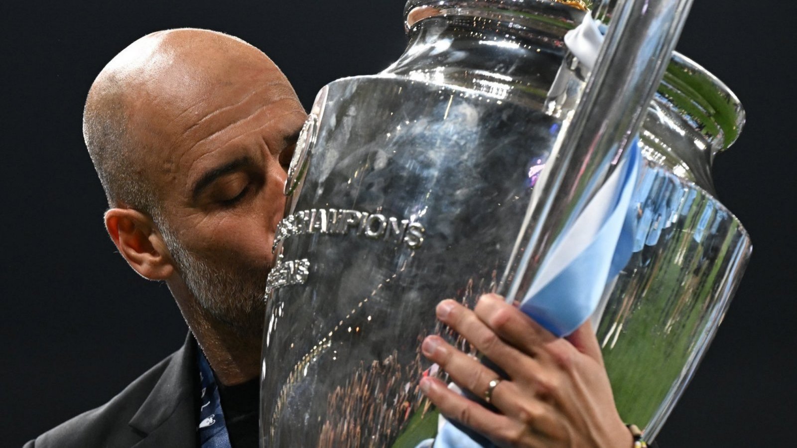 Pep Guardiola besa el trofeo de Champions League conseguido con el Manchester City