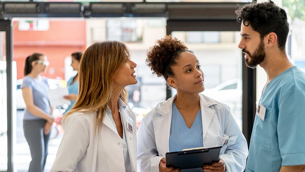 Un grupo multiétnico de jóvenes médicos