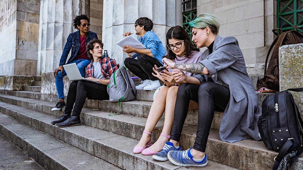 Estudiantes en las escalinatas de la Facultad de Derecho de la UBA