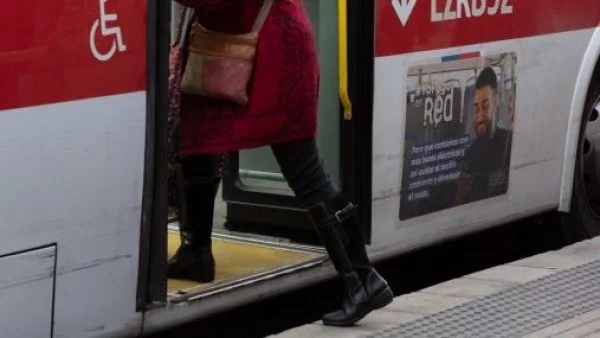 Mujer subiendo a un bus del sistema RED.