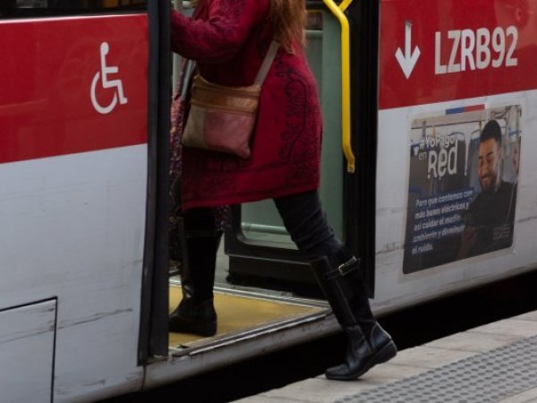 Mujer subiendo a un bus del sistema RED.