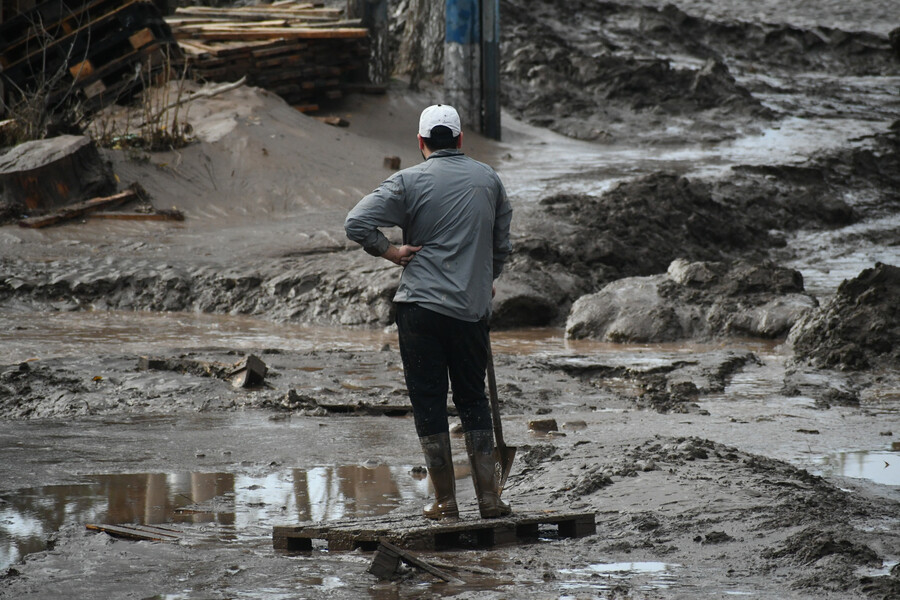 Hombre viendo los problemas de la lluvia.