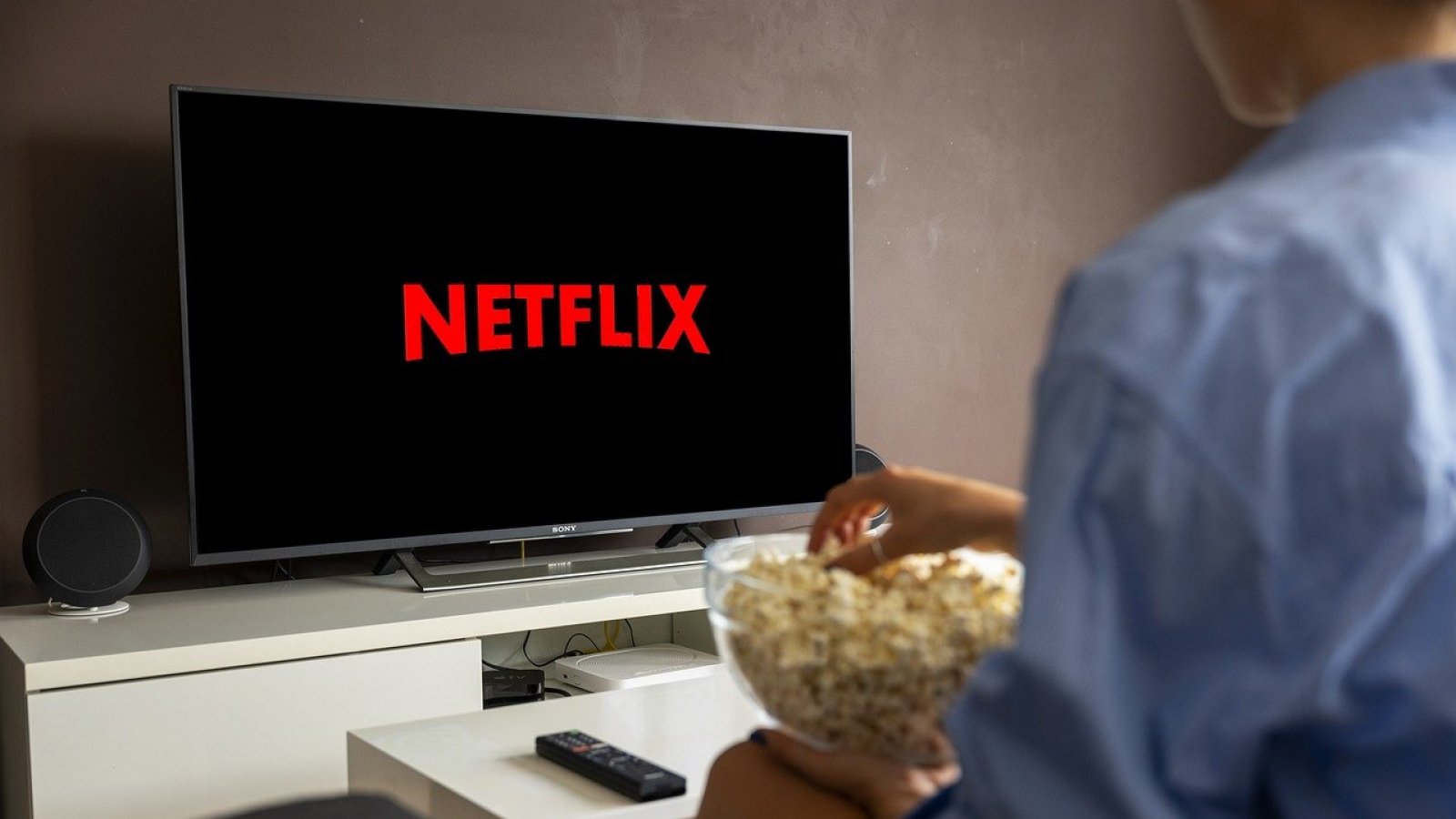 Netflix. Espectador viendo Netflix.