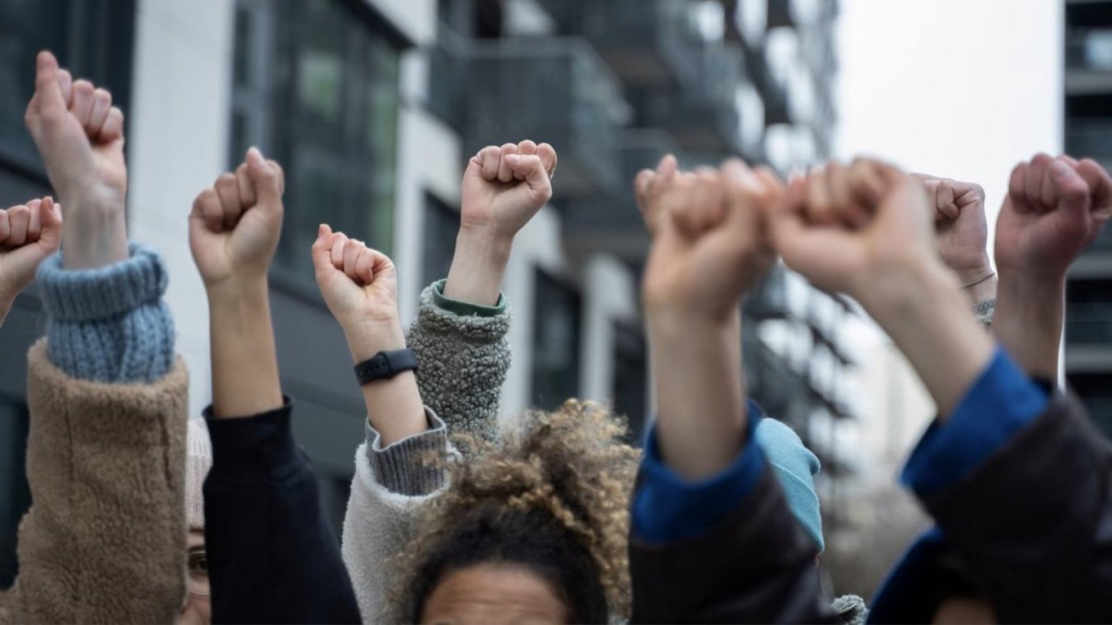 Democracia. Puños alzados.