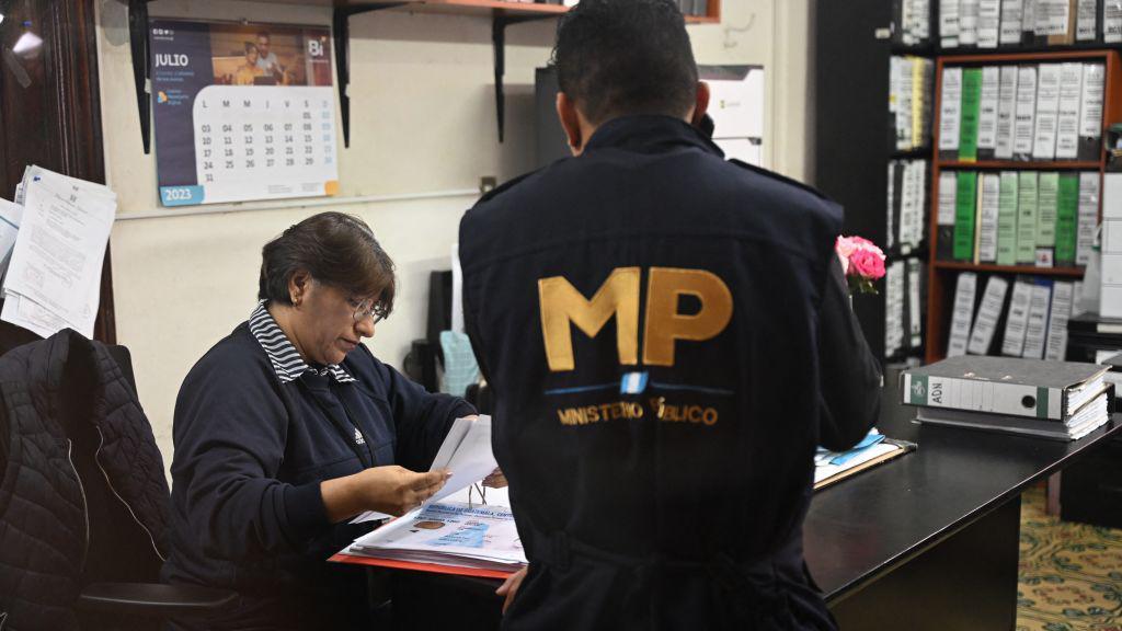 Agentes de la Fiscalía en el TSE de Guatemala