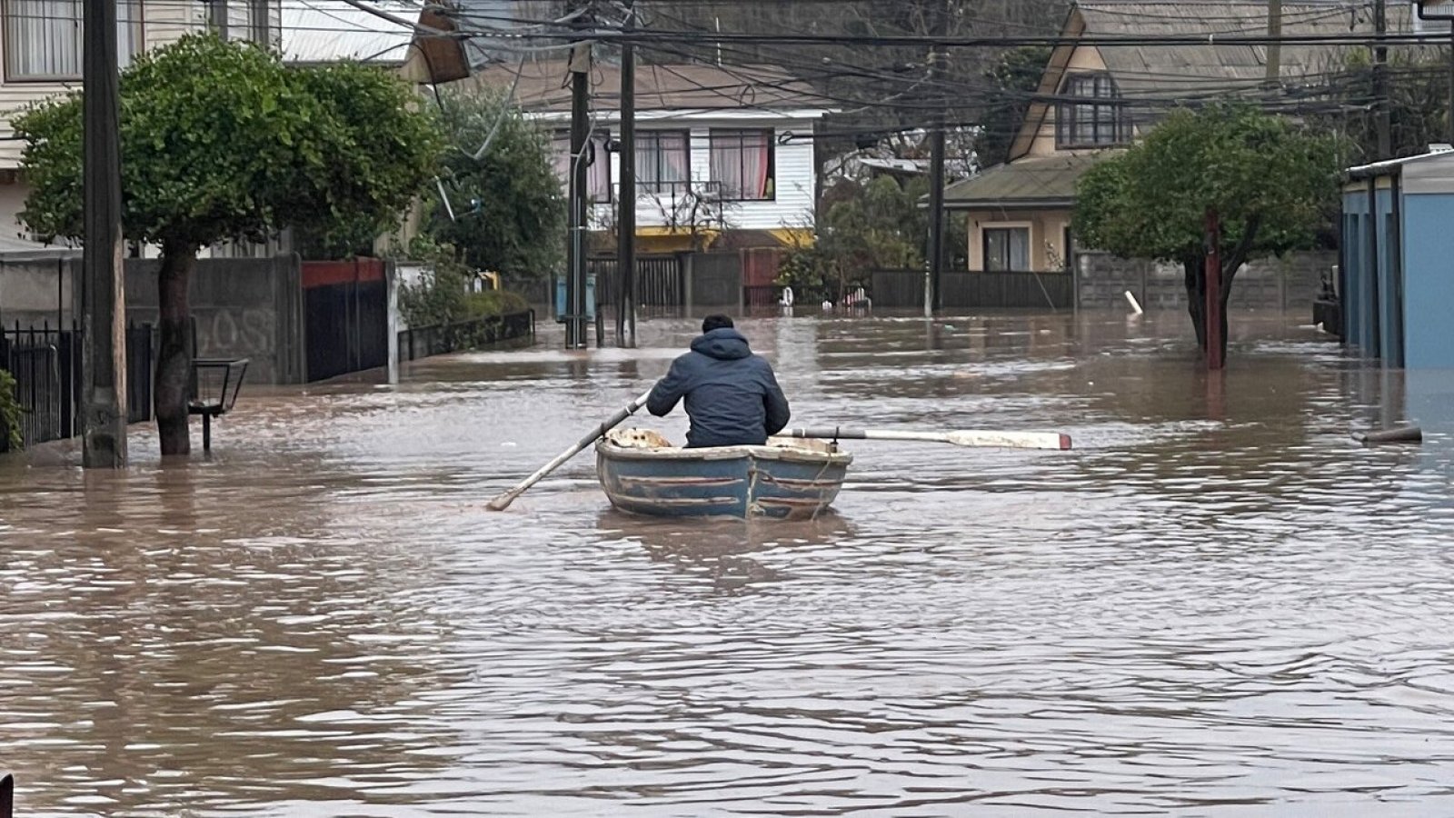 Persona navegando por inundaciones sistema fontal