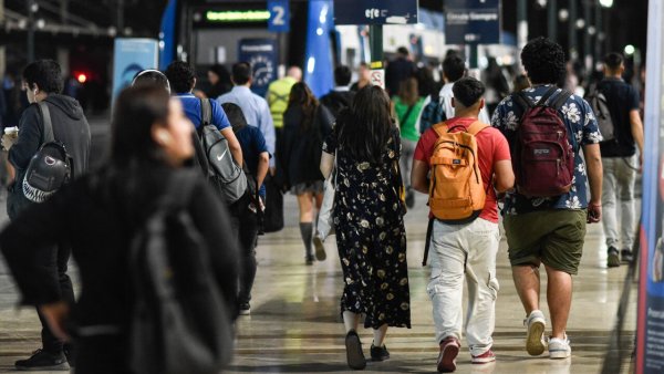 Gente en terminal EFE