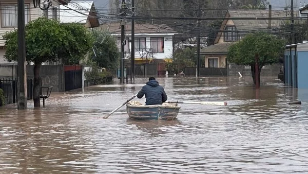 Persona navegando por inundaciones sistema fontal