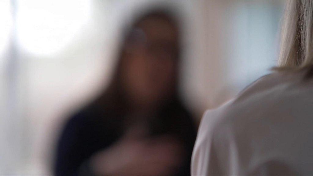 Imagen borrosa de la madre de los bebés E y F durante una entrevista con la BBC