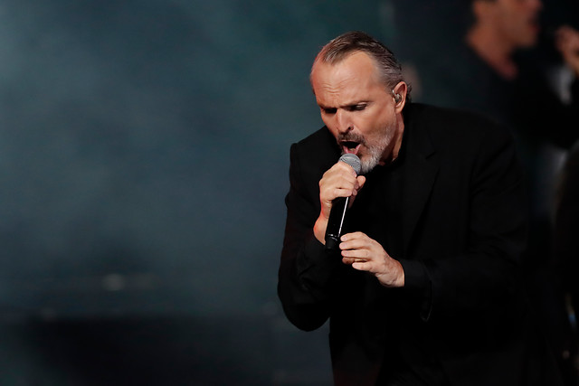 Miguel Bosé cantando.