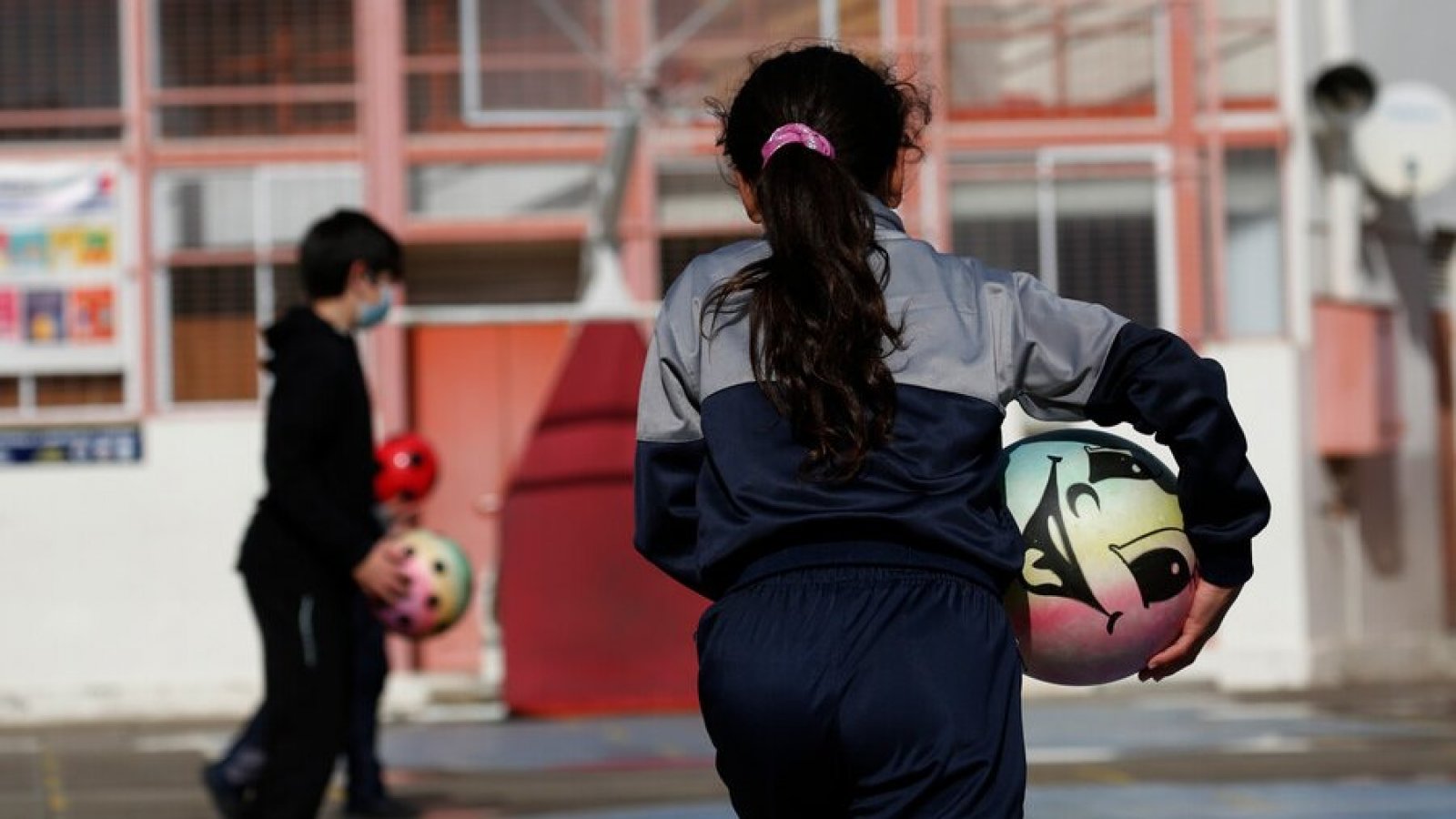 Estudiante en patio de colegio. Sistema SAE.