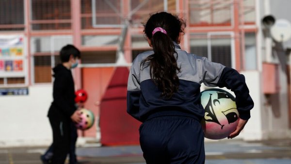 Estudiante en patio de colegio. Sistema SAE.