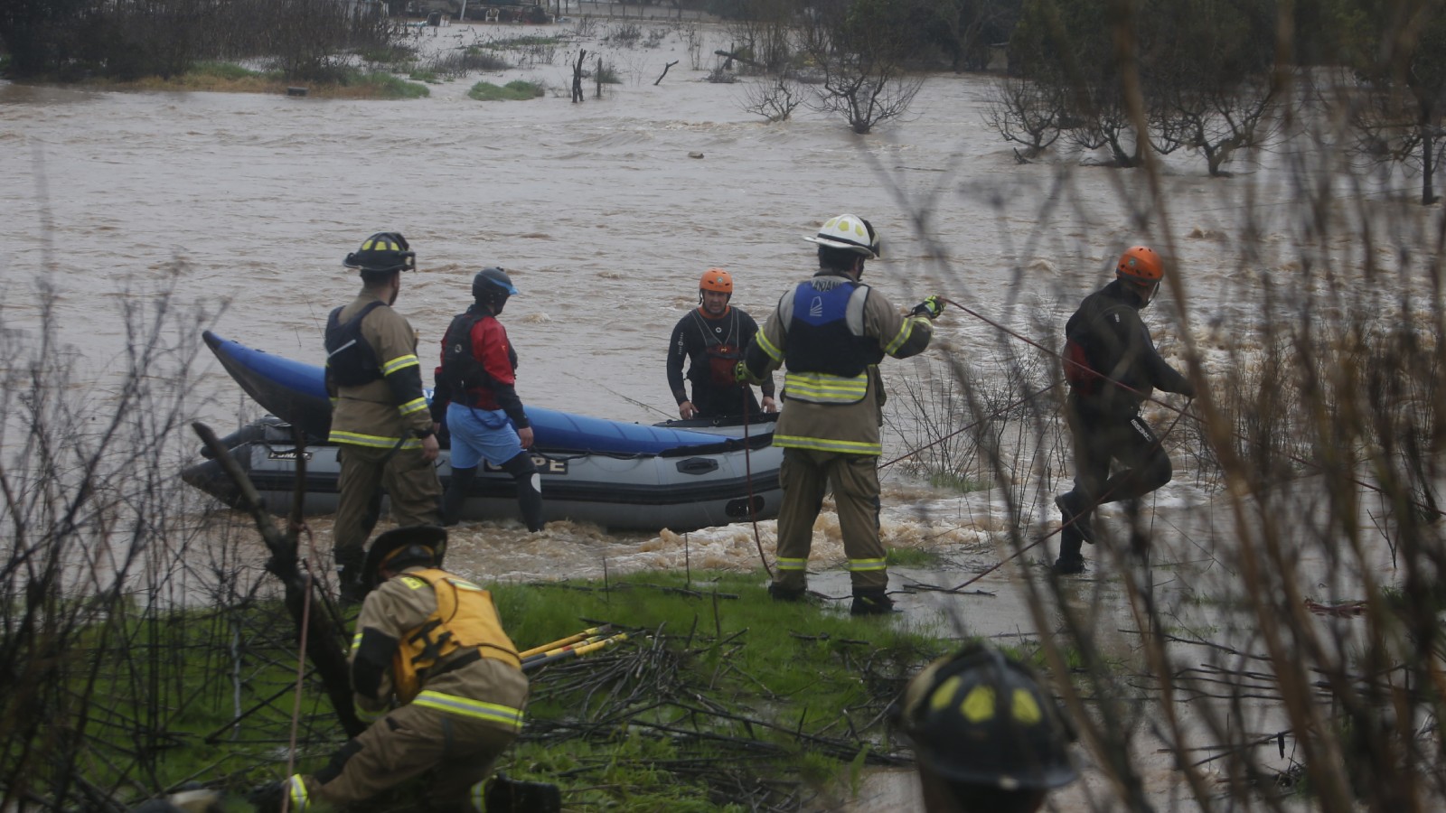 Rescatistas intentando cruzar río Putaggan