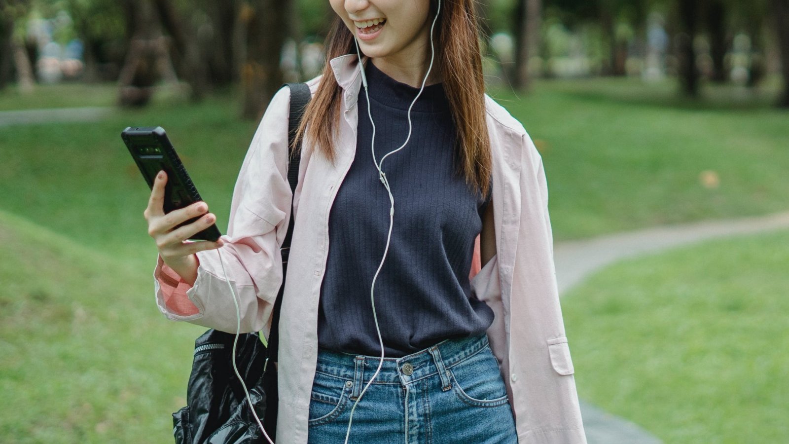 Mujer caminando con teléfono en mano