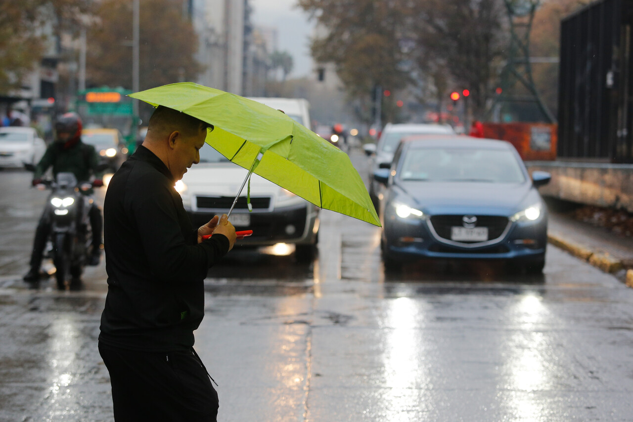 Hombre bajo la lluvia con paraguas