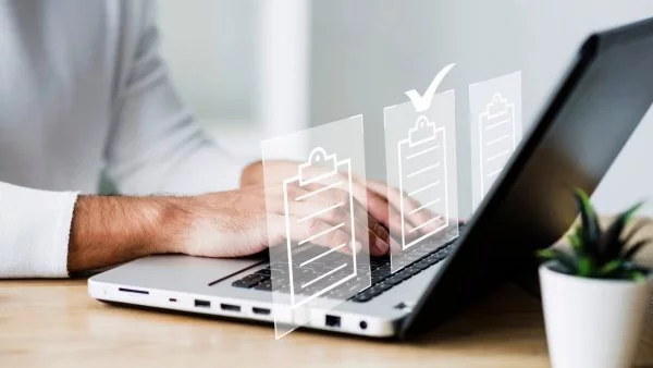 WeTransfer. Hombre ocupando un computador