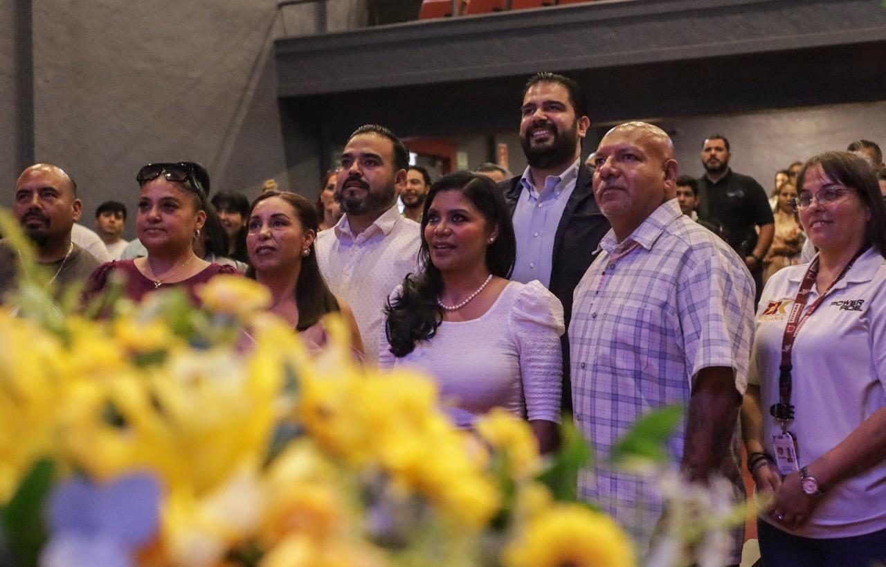 La presidenta municipal de Tijuana, Montserrat Caballero, preside la graduación de quienes superaron un programa de rehabilitación en agosto de 2023.
