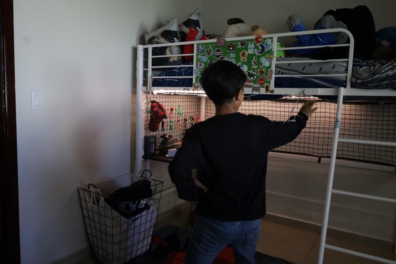 El hijo de Montserrat Caballero, presidenta municipal de Tijuana, muestra su habitación en la casa en la que vive en el 28 Batallón de Infantería de la ciudad mexicana en agosto de 2023.