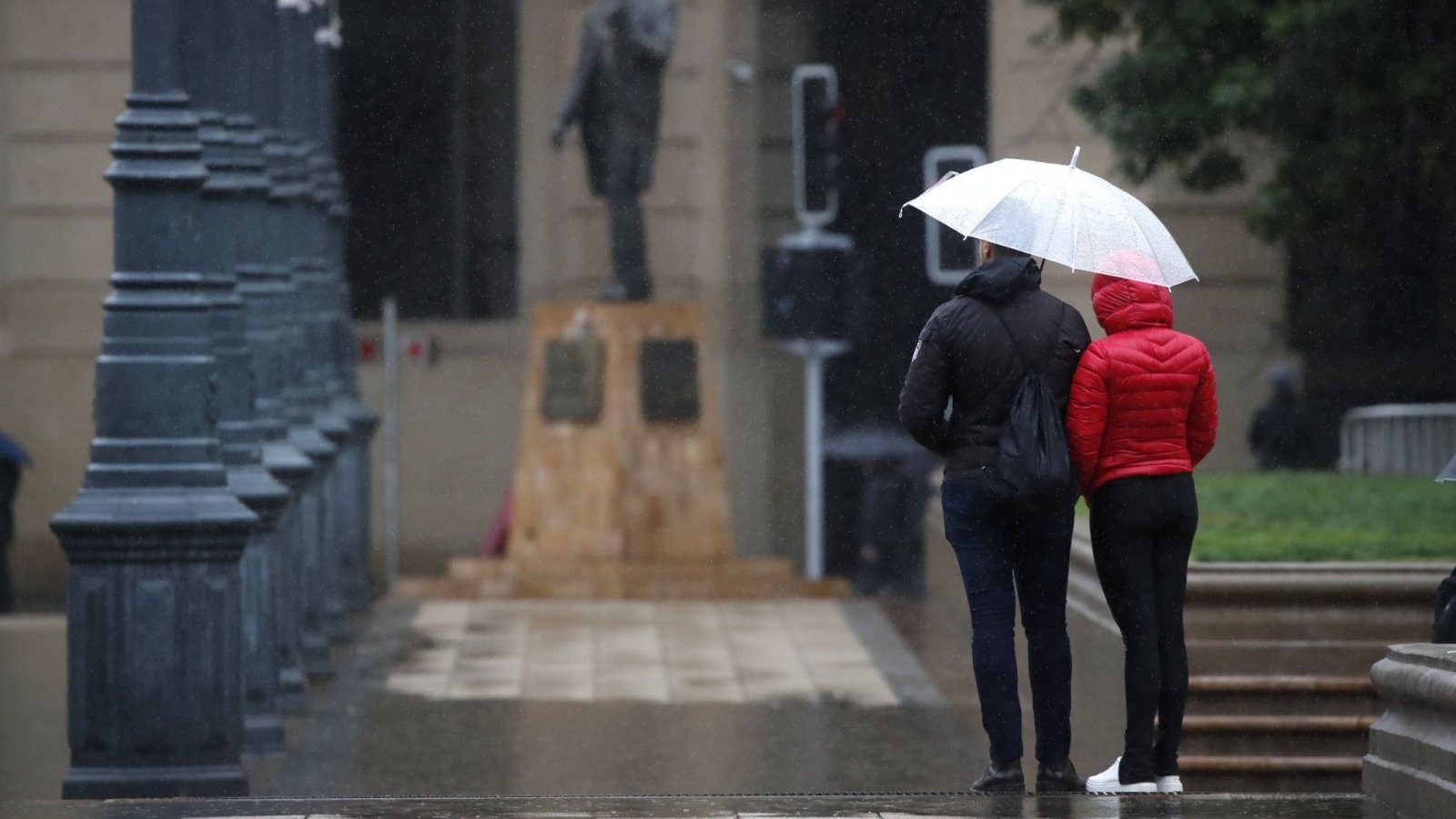 Personas bajo la lluvia en Santiago