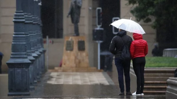 Personas bajo la lluvia en Santiago