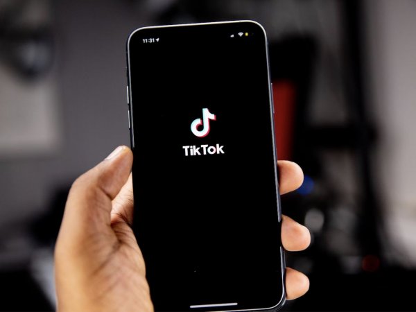 TikTok, teléfono con la app
