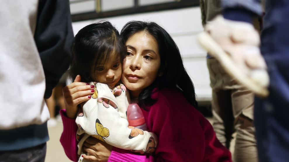 Una madre y su hija esperan cruzar la frontera con EE.UU.