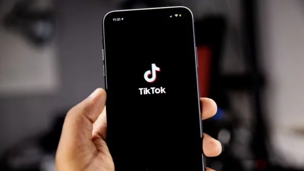 TikTok, teléfono con la app