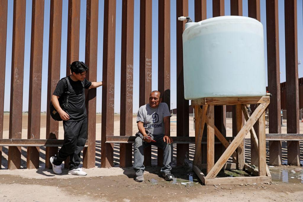 Peruanos esperan cruzar la frontera con EE.UU.