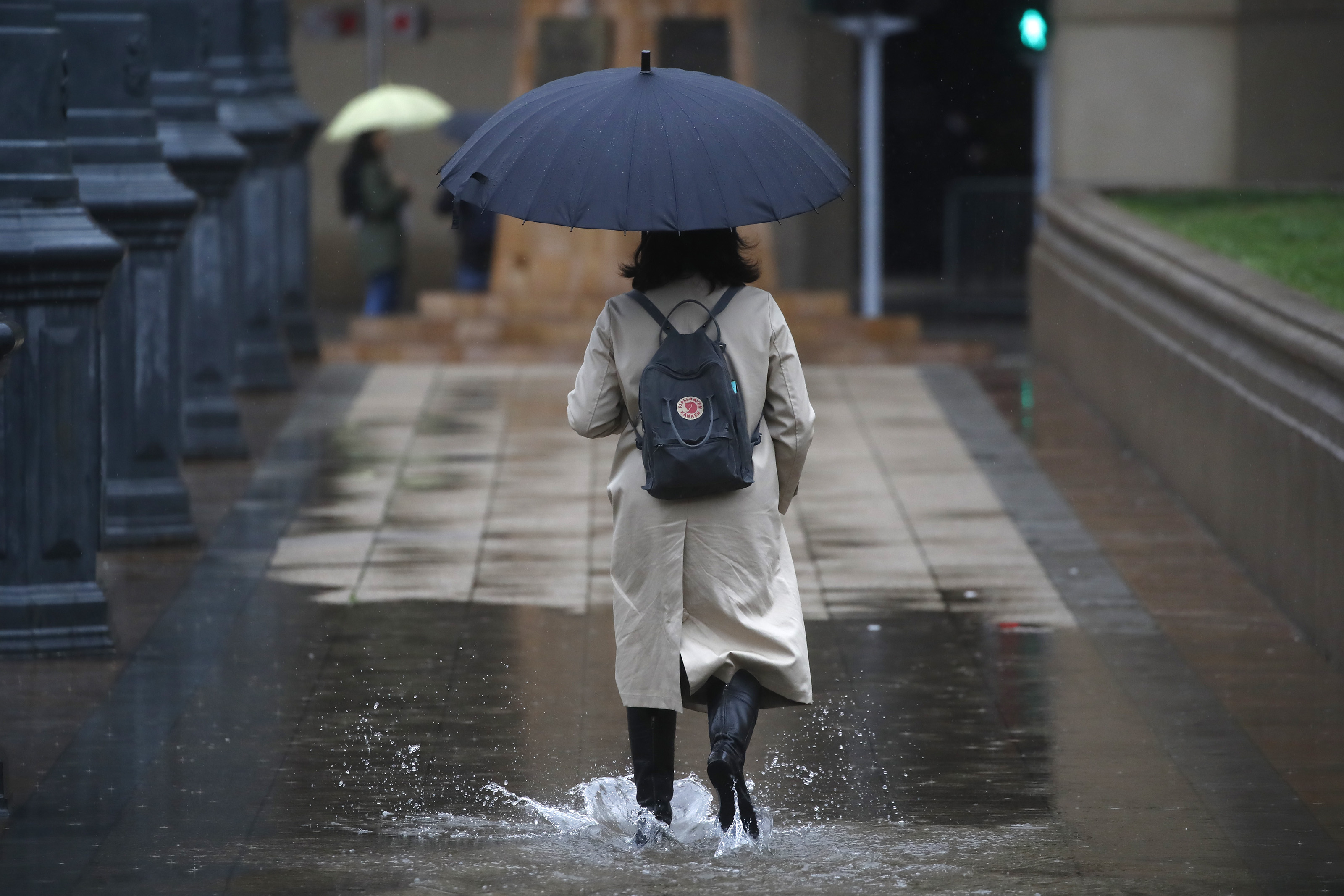 Persona bajo la lluvia en Santiago