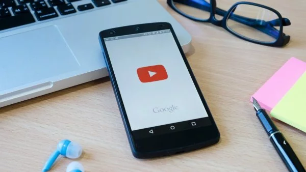 Youtube. Computador con la plataforma. Videoclips.