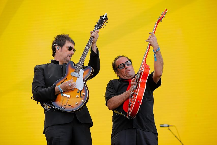 Álvaro Henríquez y Roberto Titae Lindl tocando en vivo con Los Tres